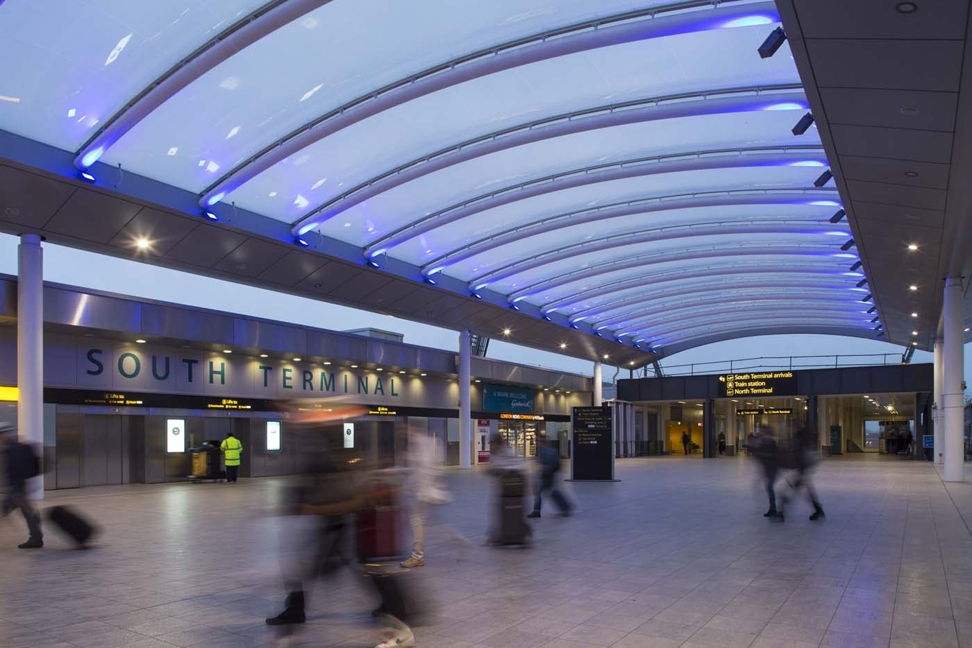 Gatwick South Terminal Forecourt (20).jpg