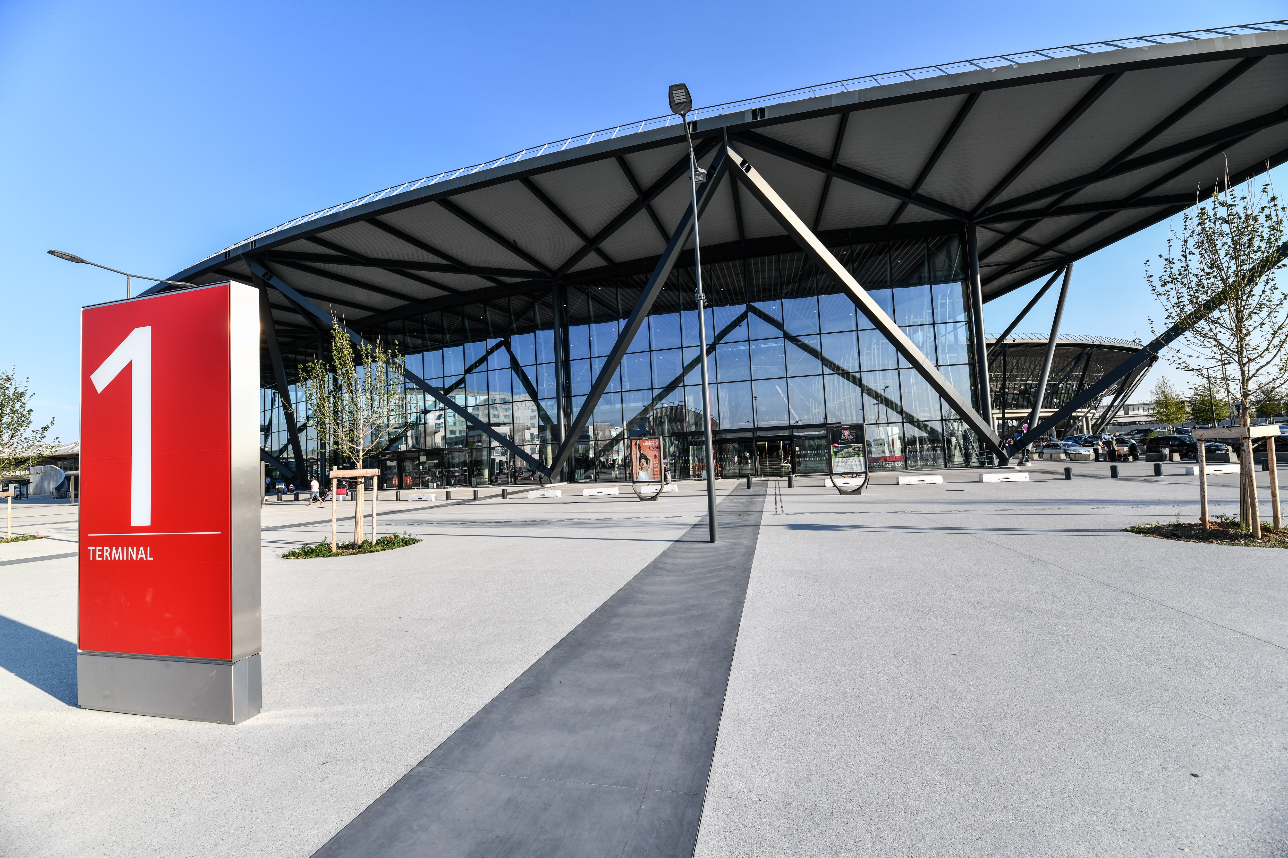 Parvis du (nouveau)Terminal 1.jpg