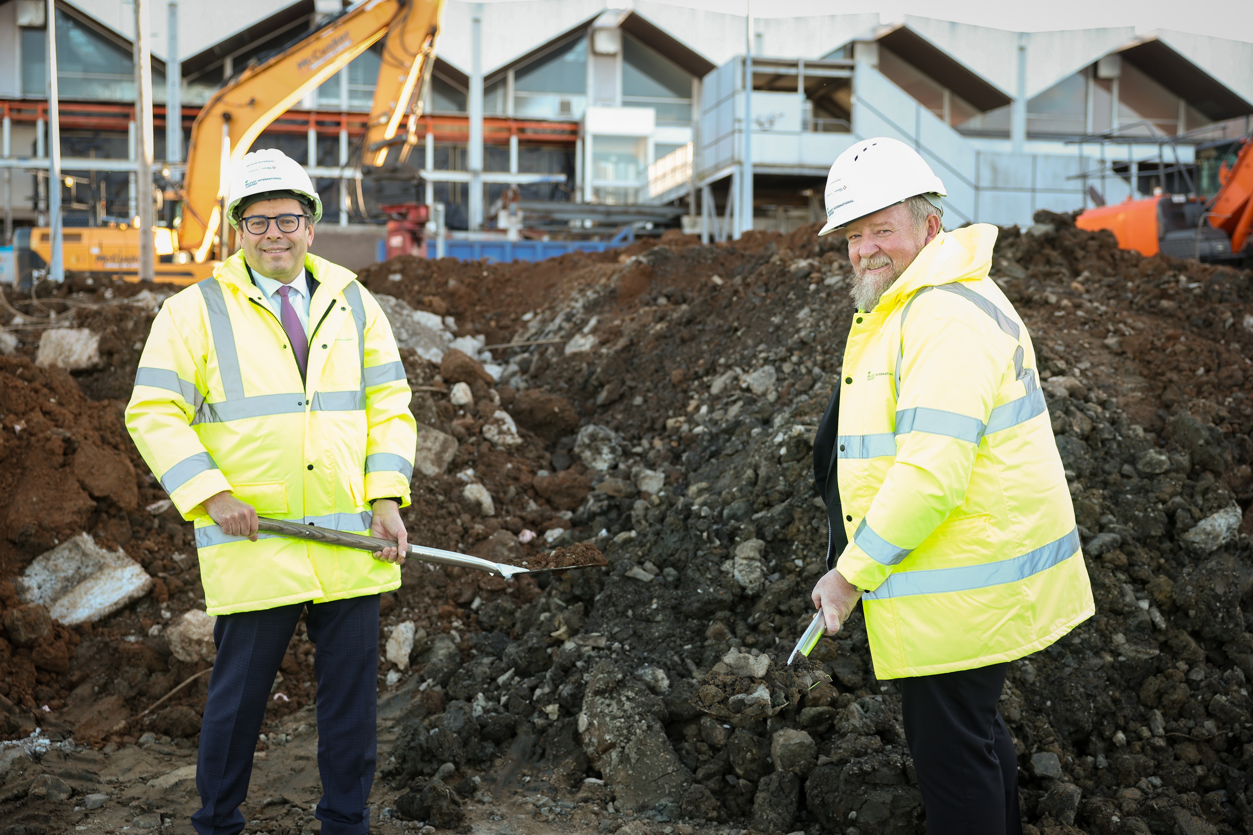 Nicolas Notebaert, directeur général de VINCI Concessions et président de VINCI Airports, et Graham Keddie, directeur général de l'aéroport international de Belfast.jpg