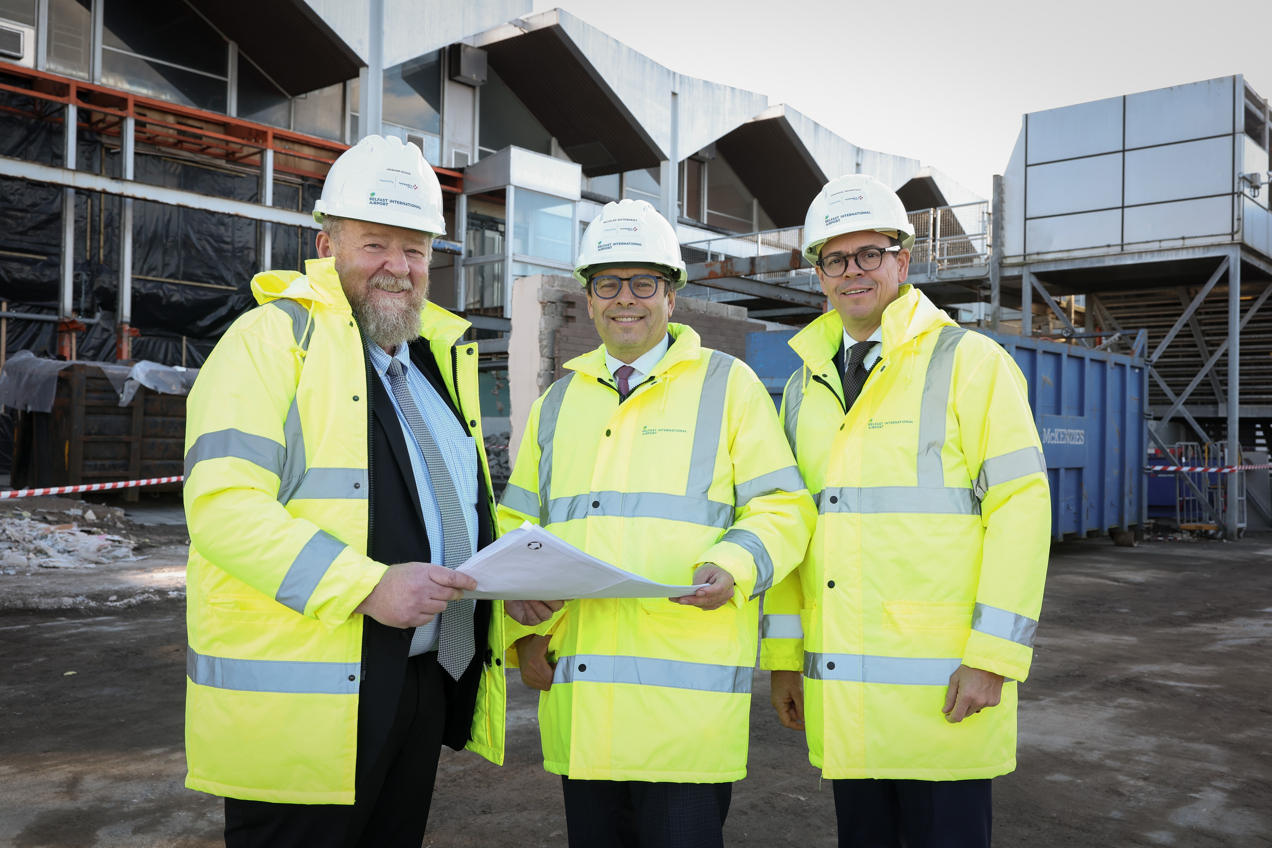 Graham Keddie, directeur général de l'aéroport international de Belfast, Nicolas Notebaert, directeur général de VINCI Concessions et président de VINCI Airports, et Emmanuel Menanteau, directeur pour l'Europe du Nord et de l'Est, l'Asie du Sud Est et les US pour VINCI Airports.jpg.jpg
