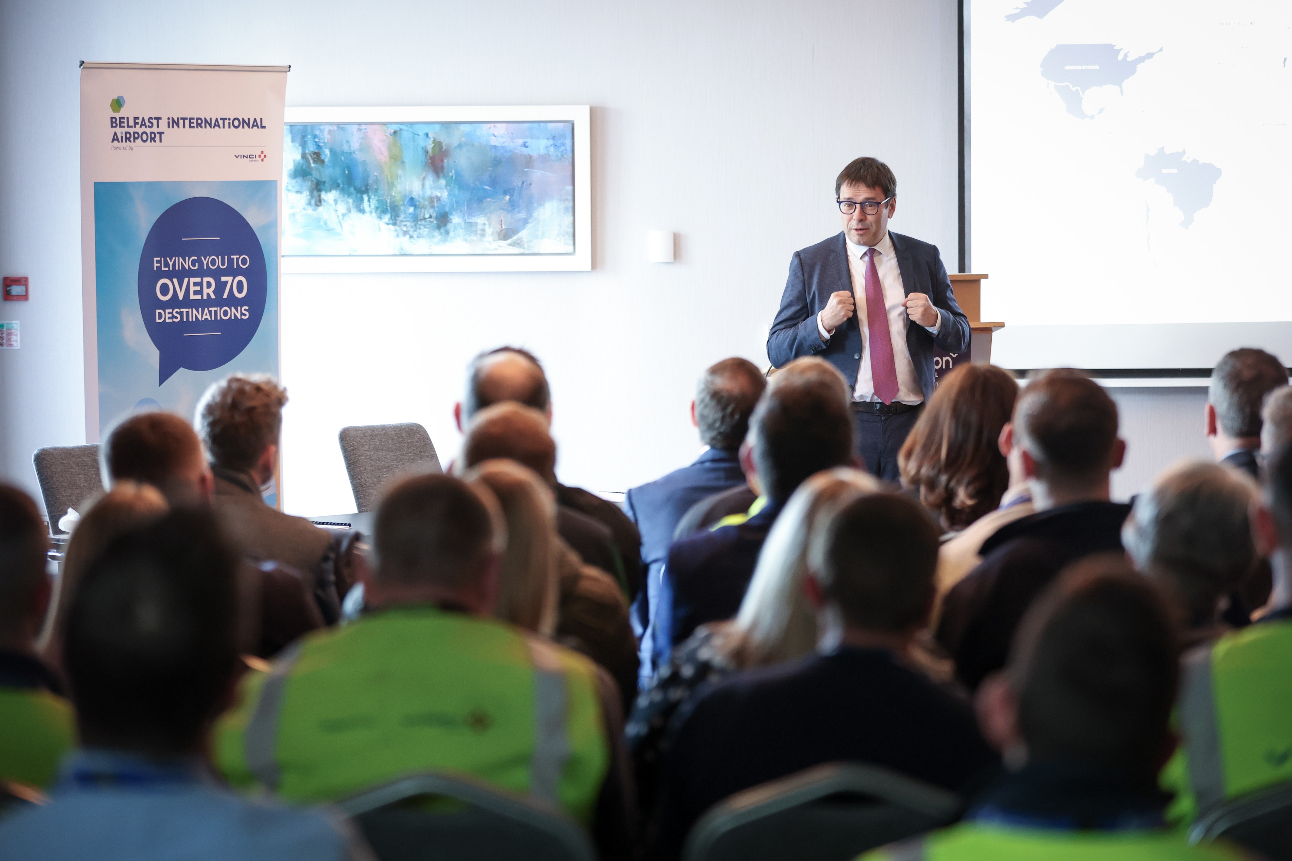 Nicolas Notebaert, président de VINCI Airports et directeur général de VINCI Concessions avec les équipes de l'aéroport international de Belfast.jpg