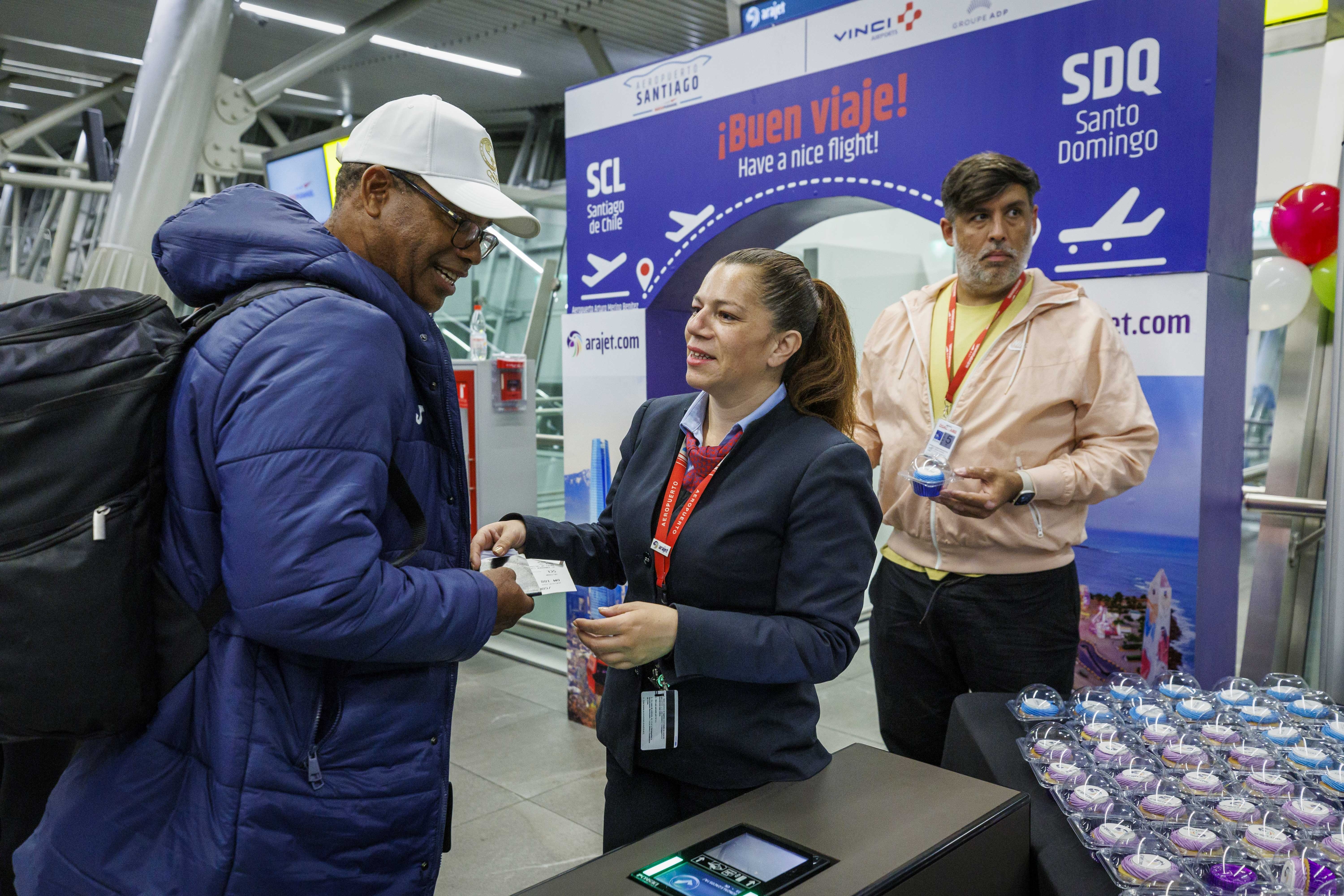 Passengers welcome for the first flight between SDQ and SCL, VINCI Airports.jpg