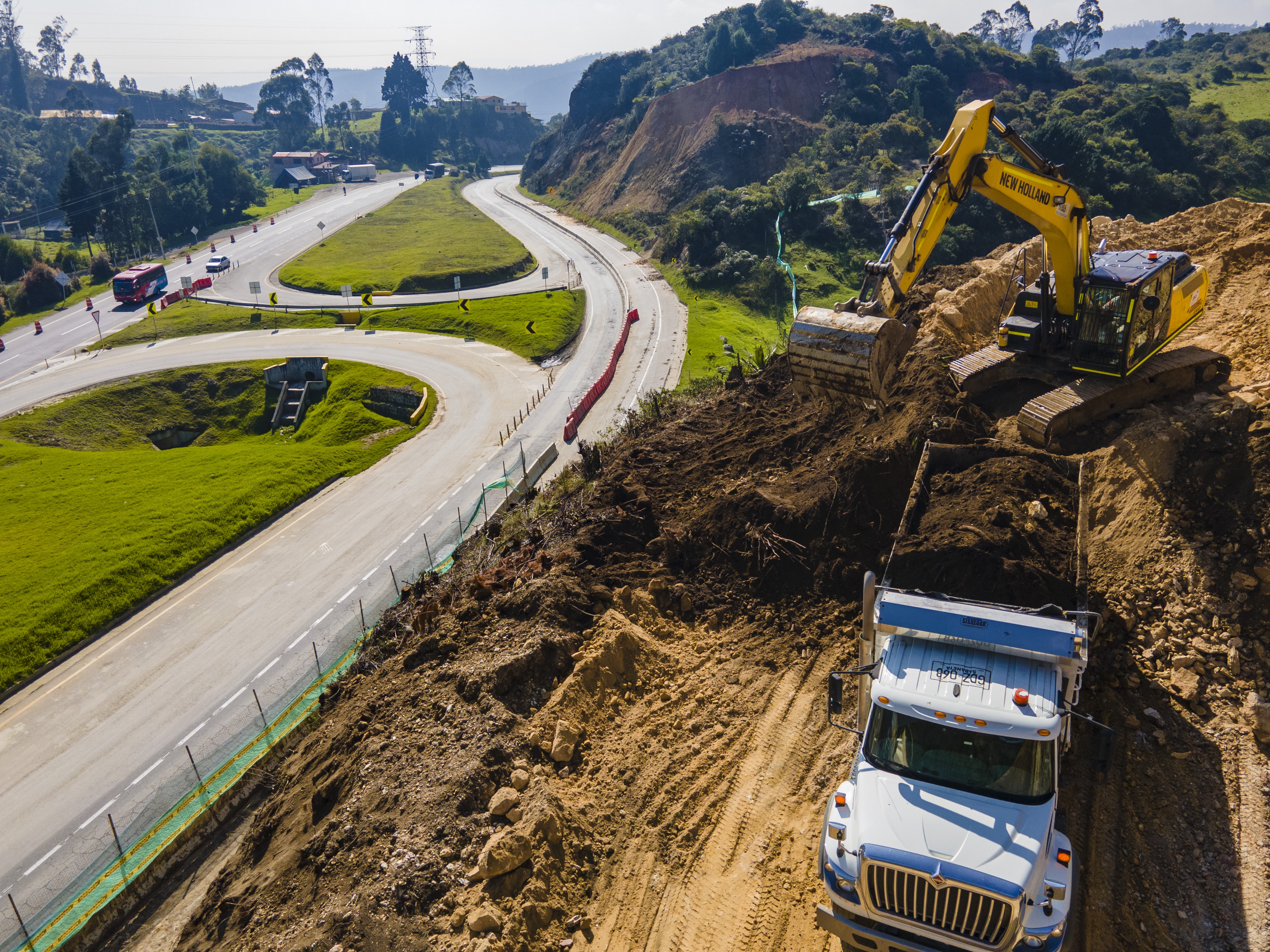 PR 102-106  Obra tercer carril-DJI_0028.JPG