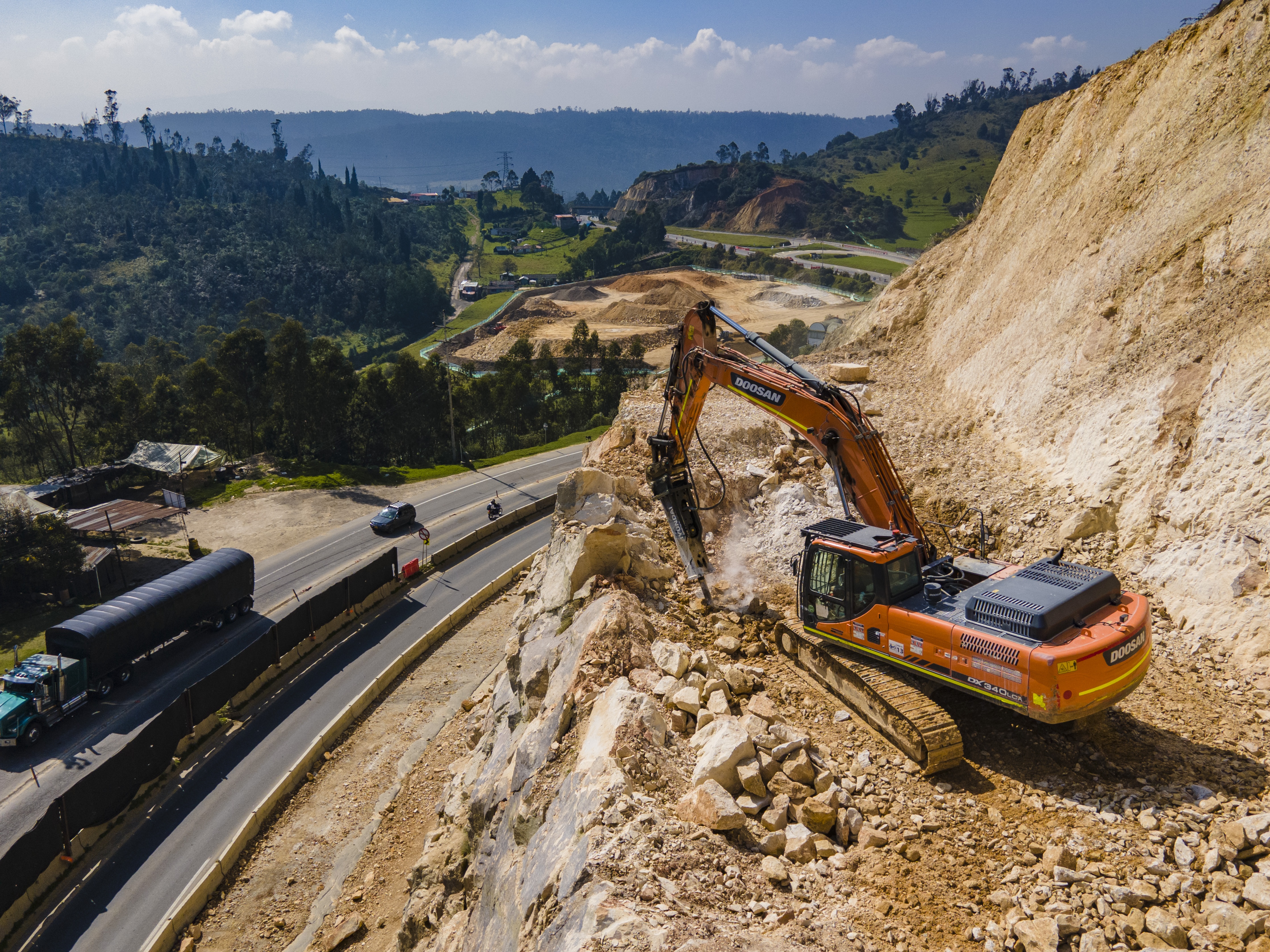 PR 102-106  Obra tercer carril-DJI_0044.JPG