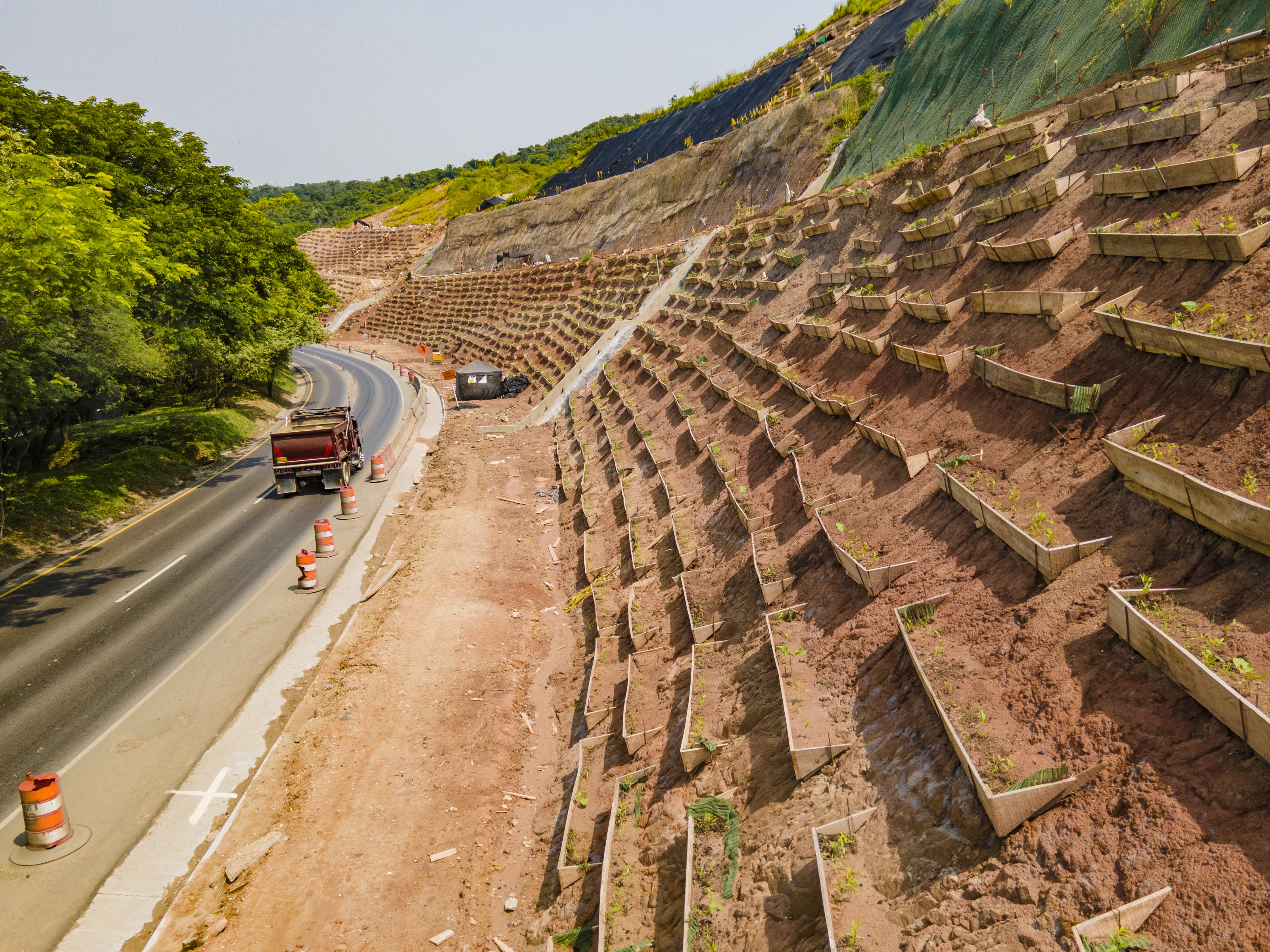 Talud y perdida de banca- La Yucala-Melgar-DJI_0481.JPG