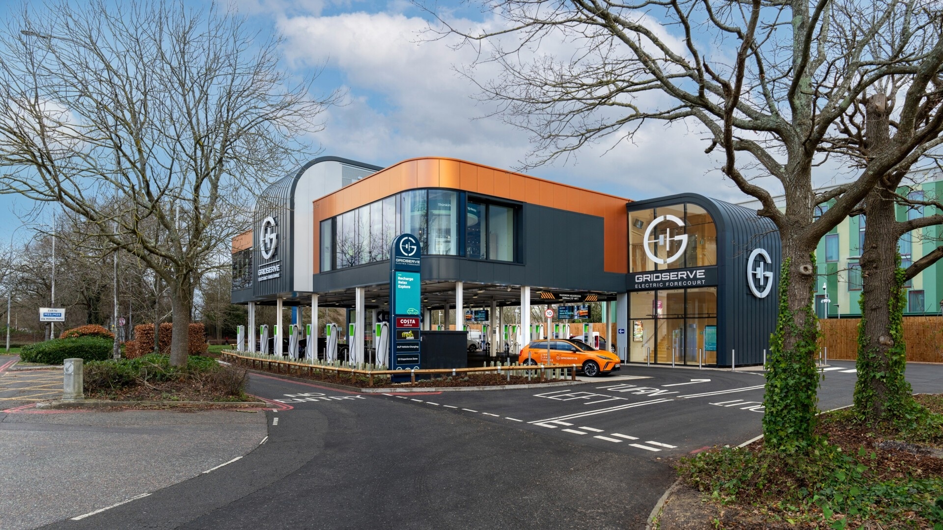 VINCI Airports_London Gatwick_electric vehicle charging station - Electric Forecourt®.jpg