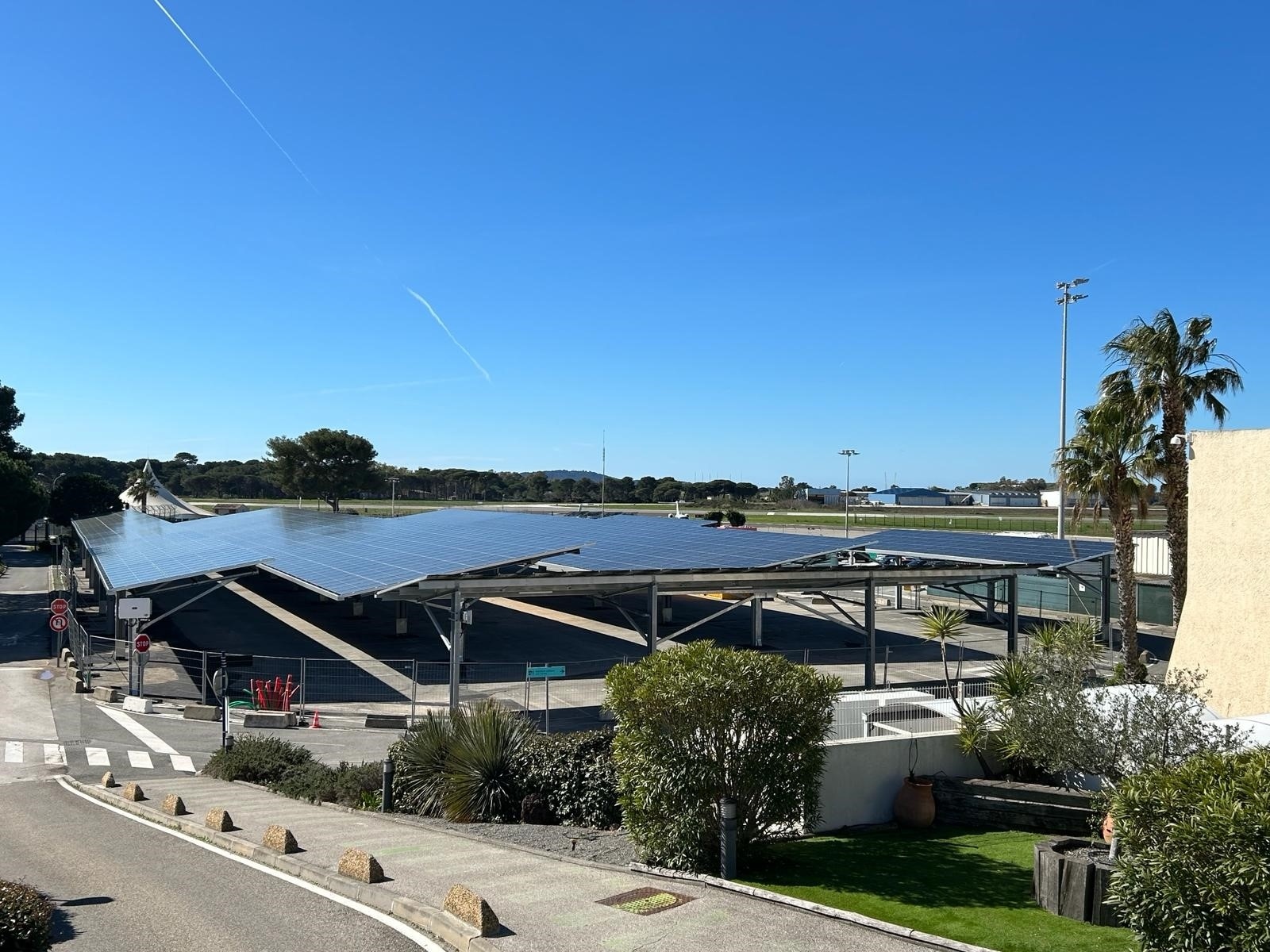 Roof-top solar power plant Toulon Hyères_VINCI Airports_March 2024.JPG
