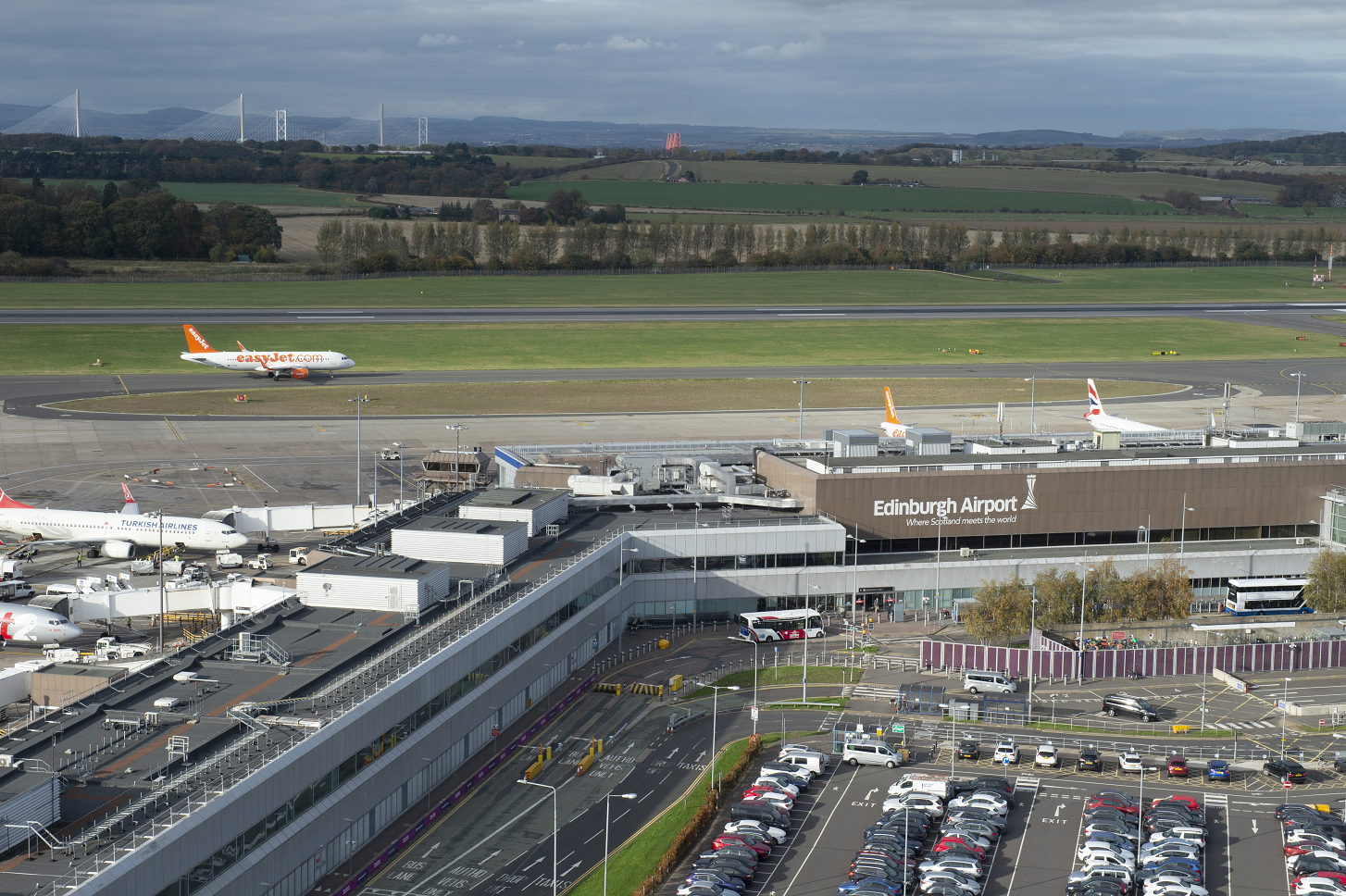 Edinburgh Airport_runway and terminal_┬®edinburghairport_VINCI Airports_vlight.png