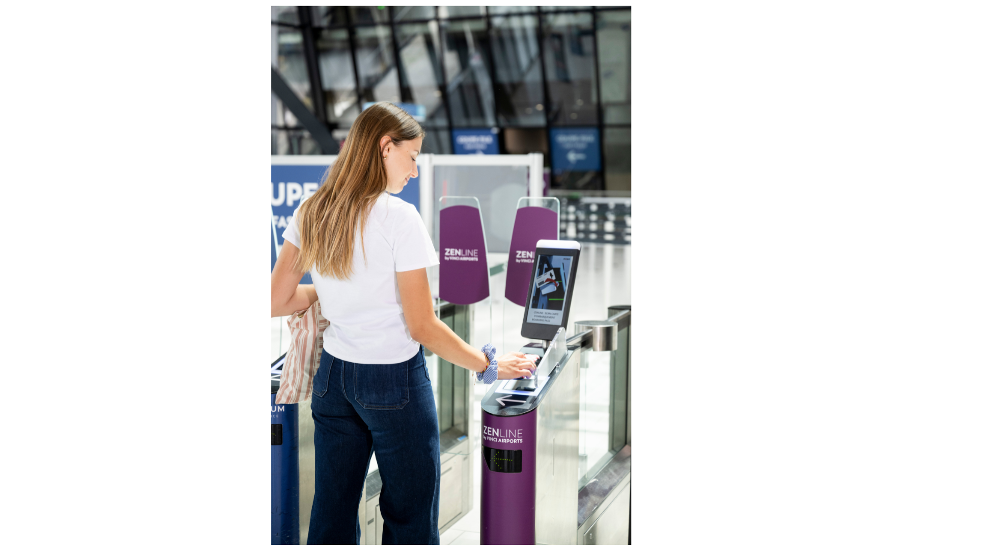 Voyageuse utilisant ZenLine à l'aéroport de Lyon