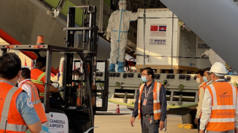 L'aéroport de Phnom Penh célèbre l'arrivée des premiers vaccins covid-19 au Cambodge