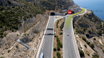 Application pilote d'un revêtement de chaussée de couleur claire dans le tunnel Theseus à Kakia Skaka