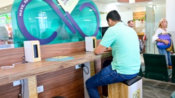 Recharger son téléphone en pédalant ? C'est désormais possible à l'aéroport de Guanacaste au Costa Rica !