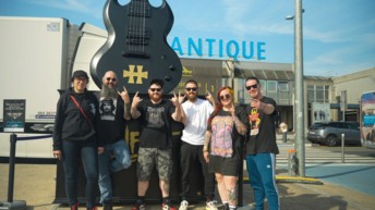 Arrivée des festivaliers Hellfest à l’aéroport Nantes Atlantique