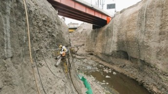 Le long des voies express de Lima, VINCI Highways poursuit le renforcement des berges du Rimac