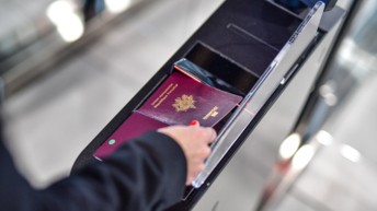 La Direction de la Police aux Frontières (PAF) et VINCI Airports à Lyon dressent mensuellement le bilan des temps d'attente aux contrôles aux Frontières :