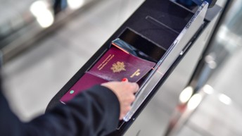 La Direction de la Police aux Frontières (PAF) et VINCI Airports à Lyon dressent mensuellement le bilan des temps d'attente aux contrôles aux Frontières