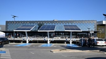 L'aéroport de Belgrade devient le premier au monde à disposer de chargeurs solaires hors réseau pour véhicules électriques