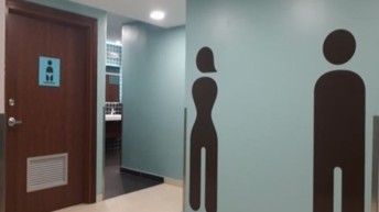 AERODOM pone en operación primeros bloques de baños remodelados conforme lineamientos matriz VINCI Airports