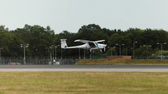 First electric flight lands at London Gatwick, as part of VINCI Airports Network Elektro Tour to promote innovation in sustainable air travel