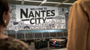 Docteur Paper investit l'aéroport Nantes Atlantique avec une exposition monumentale dédiée à Nantes et au voyage