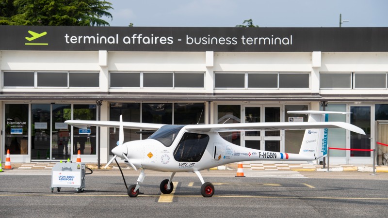 L'aéroport Lyon-Bron renouvelle son partenariat en faveur de l'aviation électrique. Une nouvelle étape pour accompagner la formation des pilotes de demain et accélérer la décarbonation de l'aviation légère