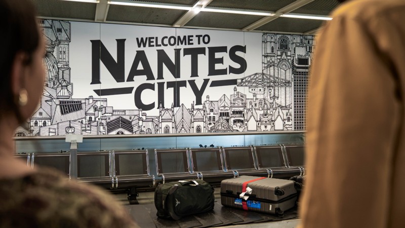 Docteur Paper investit l'aéroport Nantes Atlantique avec une exposition monumentale dédiée à Nantes et au voyage