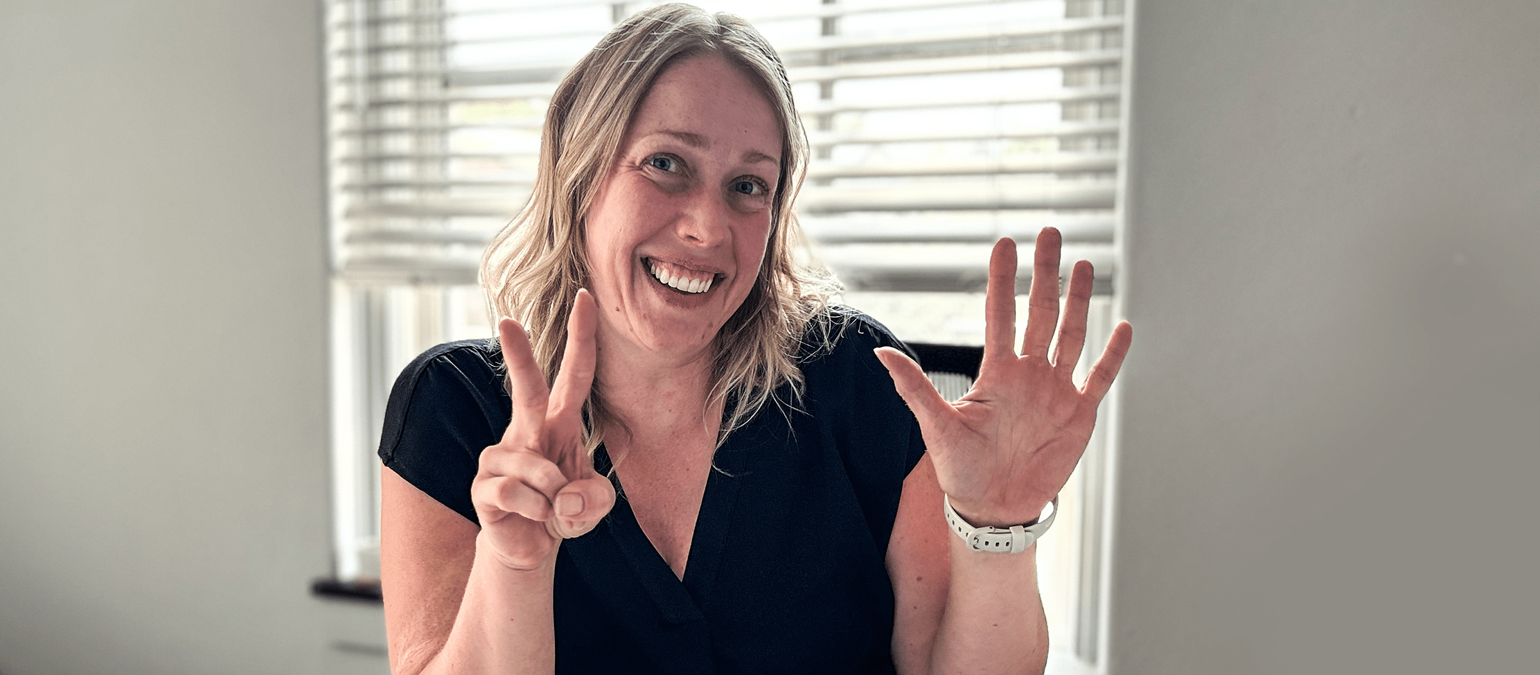 HR manager with 7 fingers up.