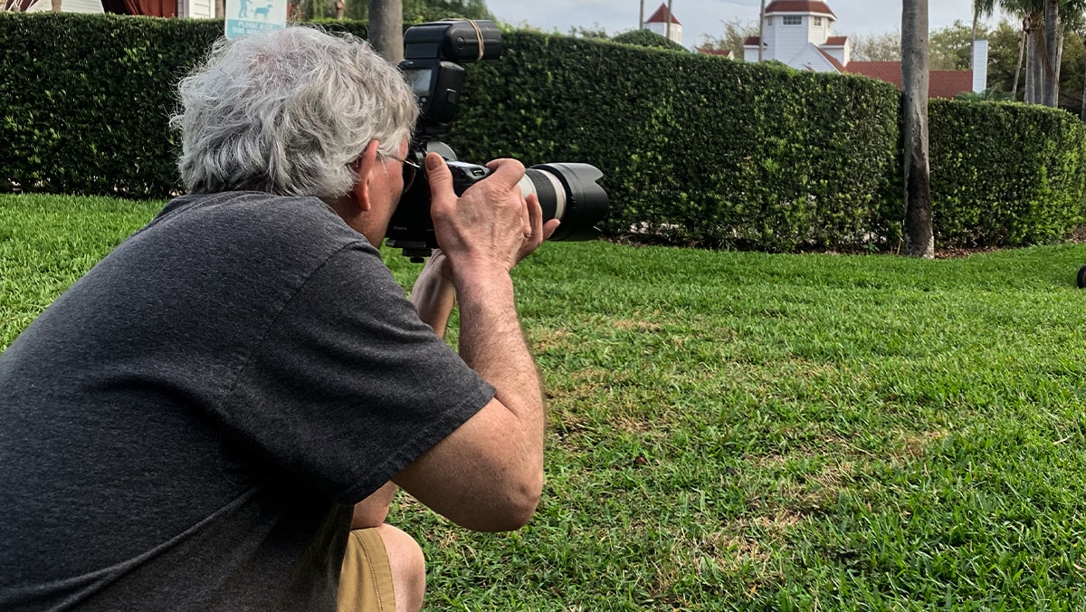 Man with a profesional camera.