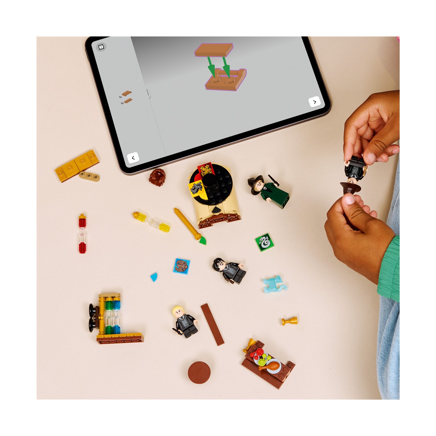 0200944.jpeg LEGO® Harry Potter™: Hogwarts™ Castle: Sorting Hat™ Ceremony (76460)