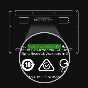 图示指南：如何找到印在机身底部的 Razer 笔记本电脑型号 ID（例如，RZ09 系列）。