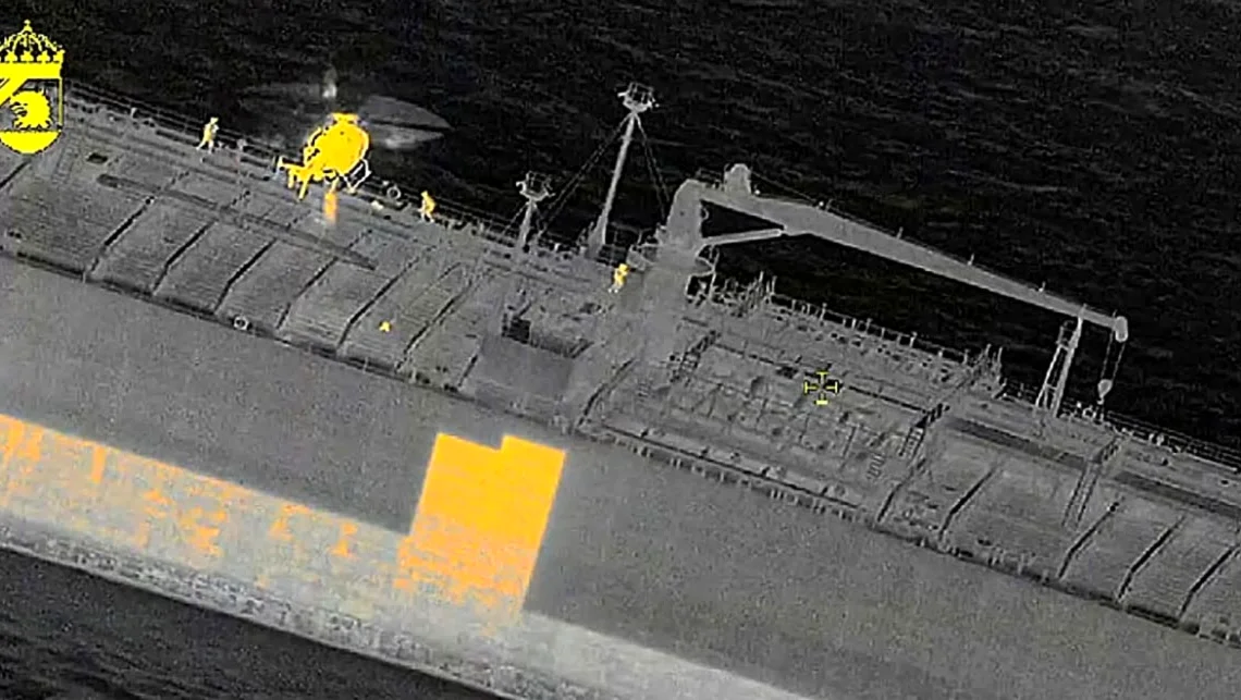 Los guardacostas suecos abordan un petrolero sospechoso de un vertido de petróleo en el Mar Báltico