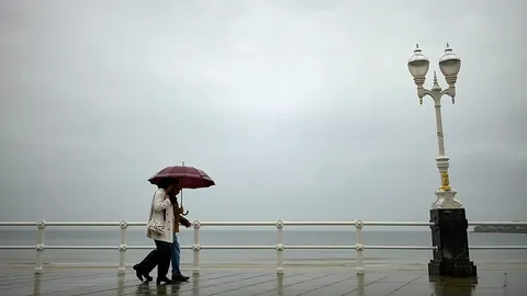 Un temporal de lluvia y viento mantiene en alerta a España