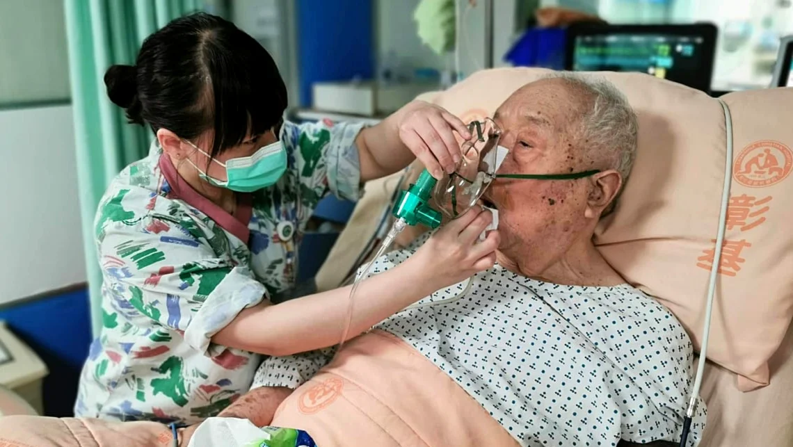 Riesgo elevado de COVID y gripe en personas mayores