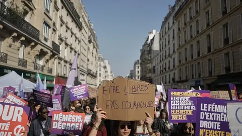 Manifestaciones por el Día Internacional de la Mujer en París y Madrid