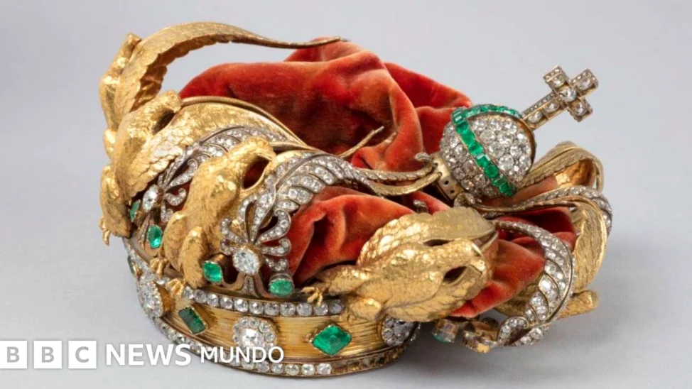 Robo y daño a la corona del Louvre