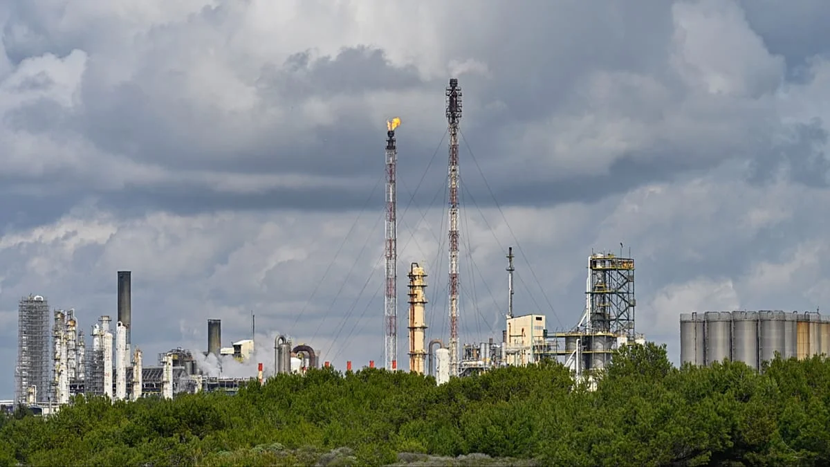 Las petroleras se benefician de la guerra en Irán: ¿Es momento de imponer un impuesto extraordinario?