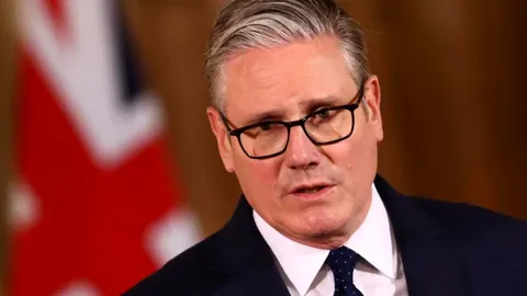 El Primer Ministro Keir Starmer se Resiste a Renunciar a Pese a las Crecientes Presiones en el Reino Unido