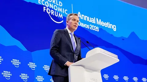 Dimisión del presidente del Foro Económico Mundial tras vínculos con Epstein