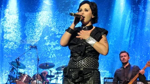 La música de 'The Cranberries' y la nostalgia de los 90 atraen a los jóvenes