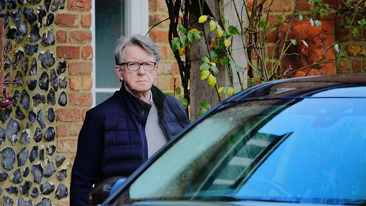 El exembajador Mandelson, en libertad bajo fianza tras ser detenido por los archivos Epstein