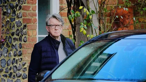 El exembajador Mandelson, en libertad bajo fianza tras ser detenido por los archivos Epstein