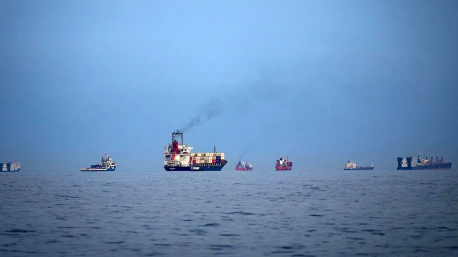 Un tercer barco pasa por el estrecho de Ormuz