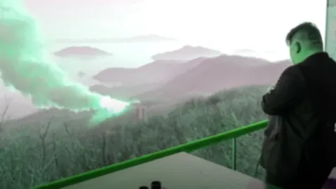 Kim Jong-un observa prueba de motor de cohete en Corea del Norte