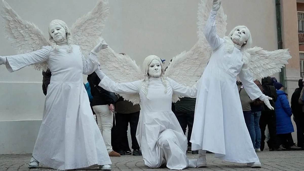 El colorido Carnaval de Cortina: Una celebración que une a aficionados olímpicos