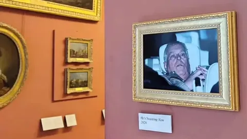 Activistas Exponen Foto de Andrew Mountbatten-Windsor en el Louvre