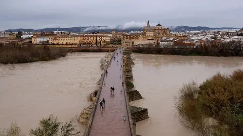Al menos un fallecido y miles de evacuados en Portugal y España debido a la tormenta Leonardo