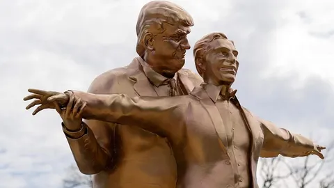 Estatua de Trump y Epstein en Washington