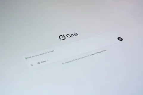 La inquietante experiencia de Adam Hourican con Grok, el chatbot de IA de Elon Musk