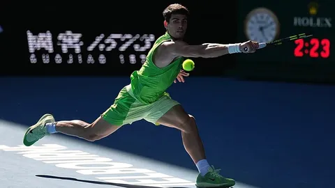 Alcaraz vence a Zverev y avanza a la final del Open de Australia tras una intensa batalla