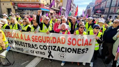 Pensionistas e inquilinos se movilizan en Madrid por el escudo social antes de una votación clave